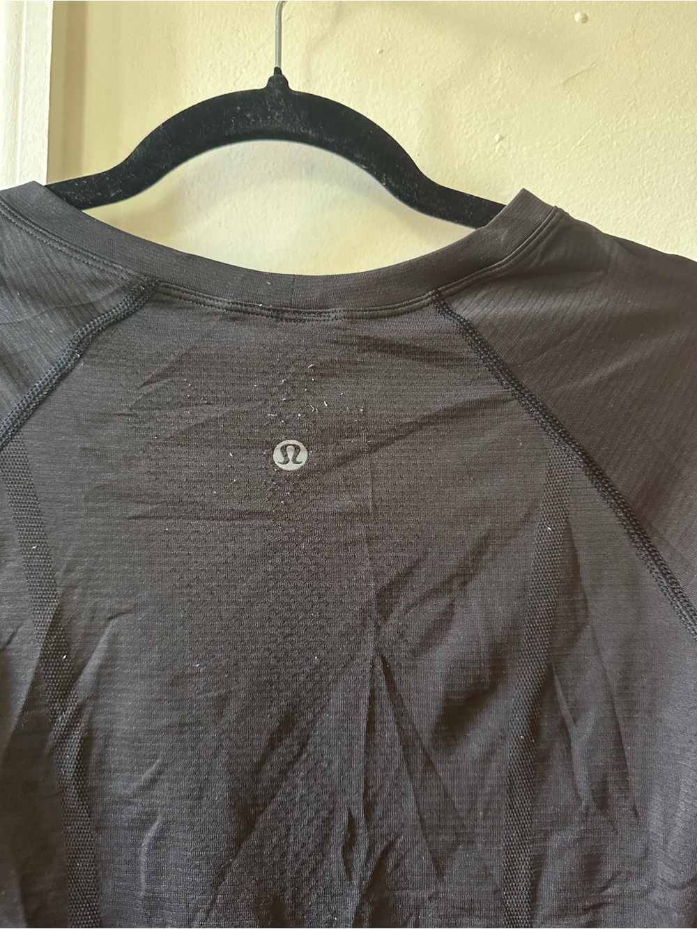 lululemon athletica women’s Black long sleeve Sleeve Performance top